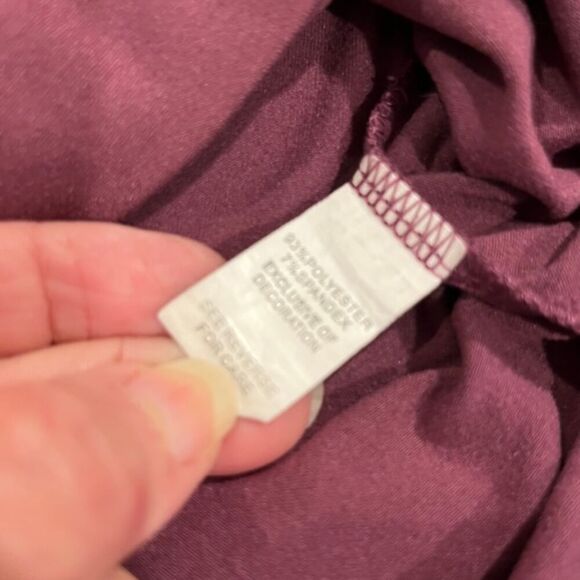 Moral Fiber V-Neck Top with Metal Grommets at Hem Slit in Merlot Size Small - Picture 8 of 12